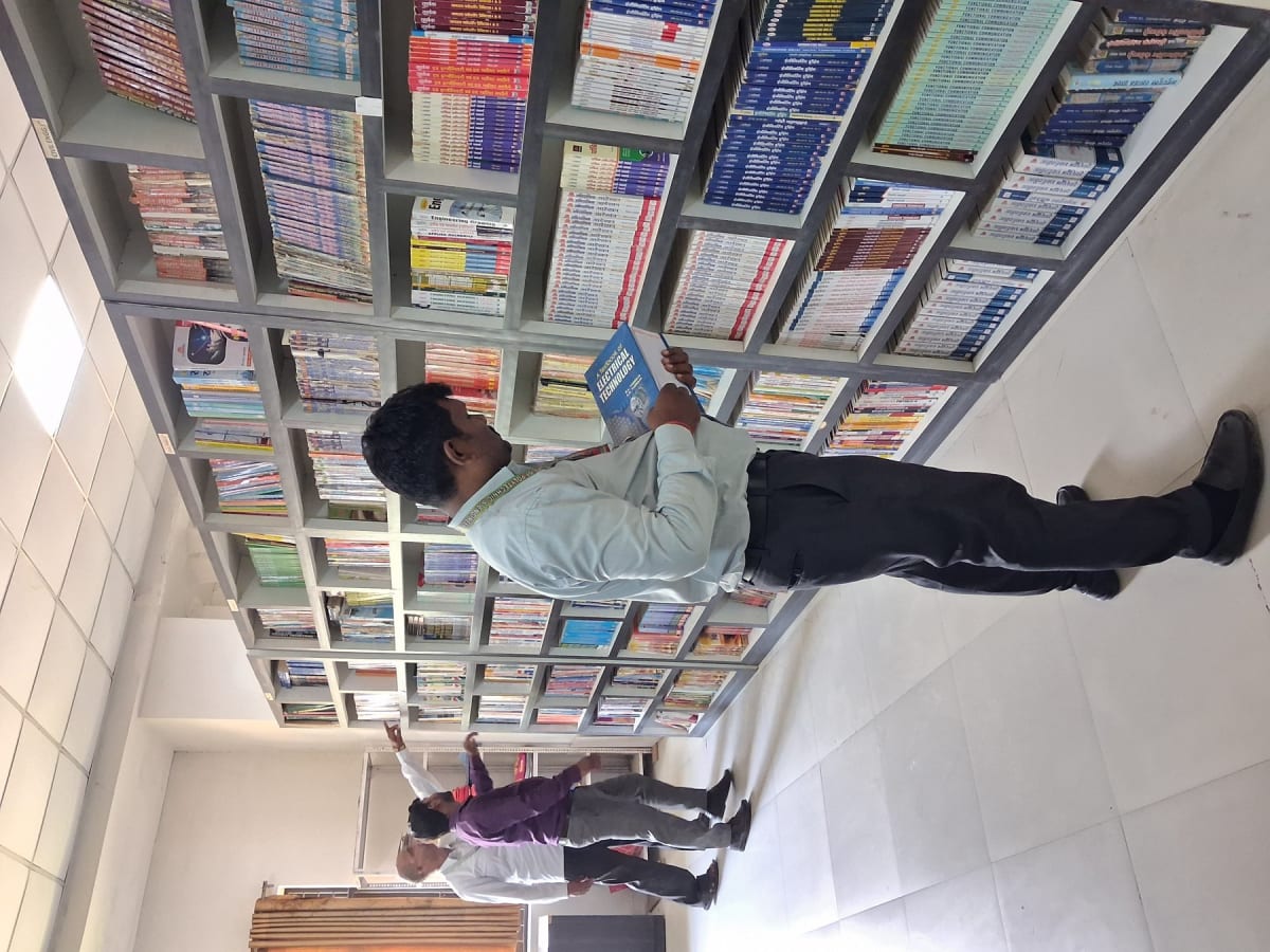 BIPE library — students at study tables