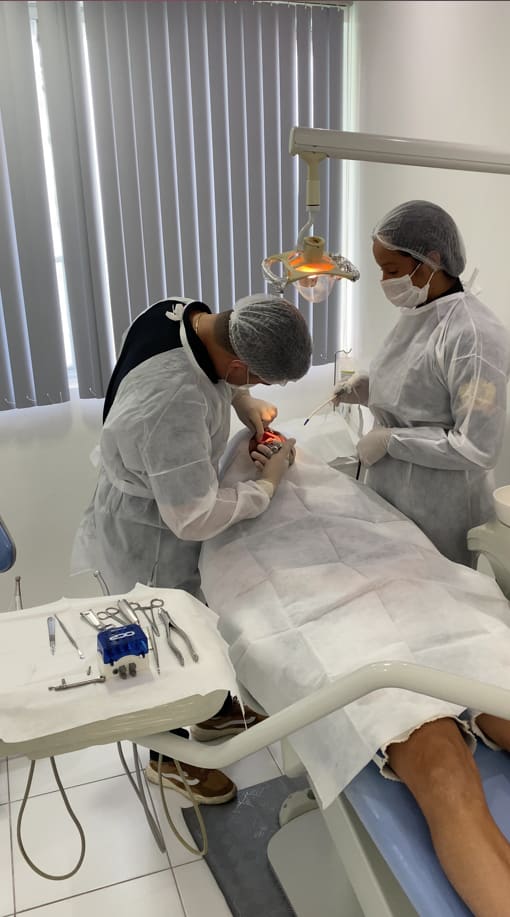Anestesia local para implante dentário