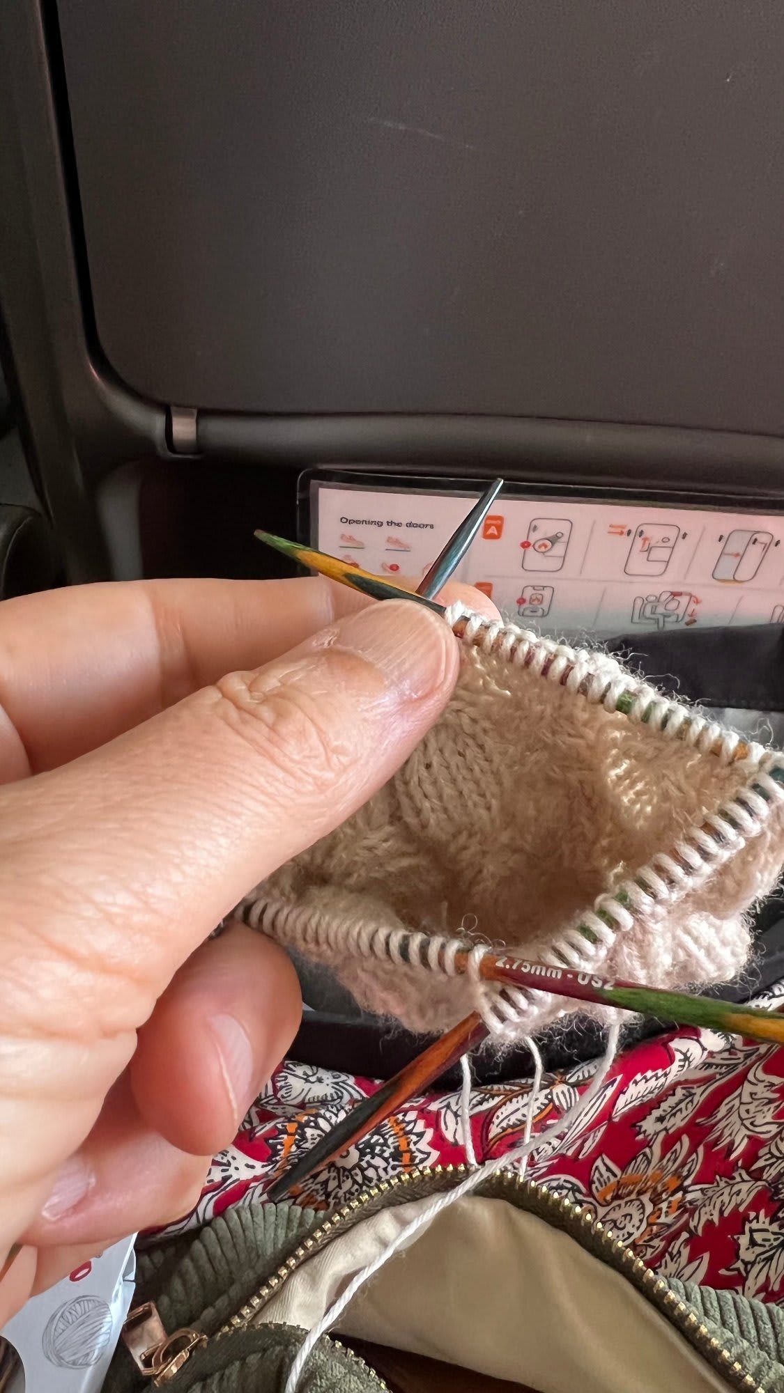Peut-on vraiment tricoter en avion ?