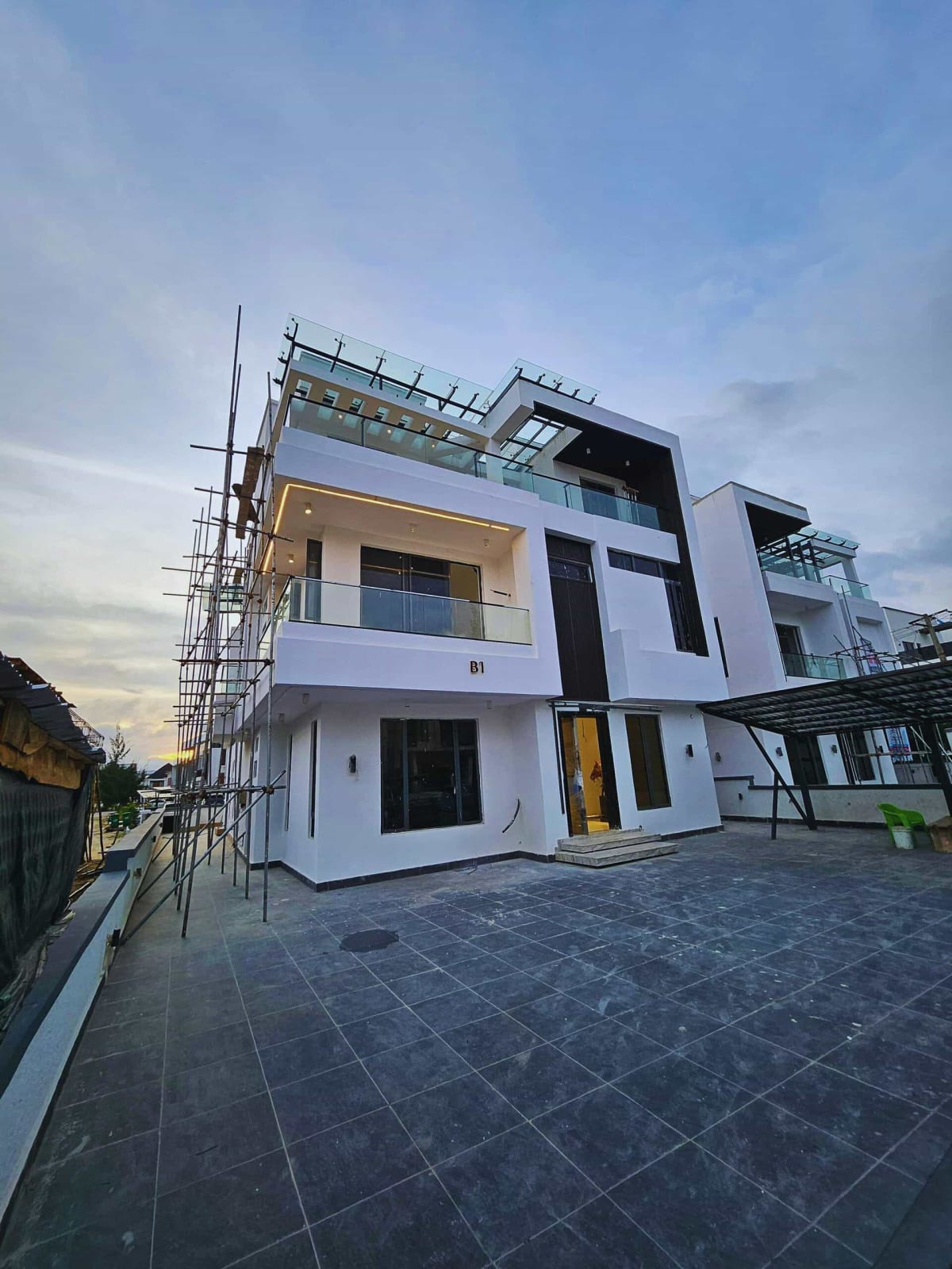 Contemporary five bedroom detached duplex (361Ikota)