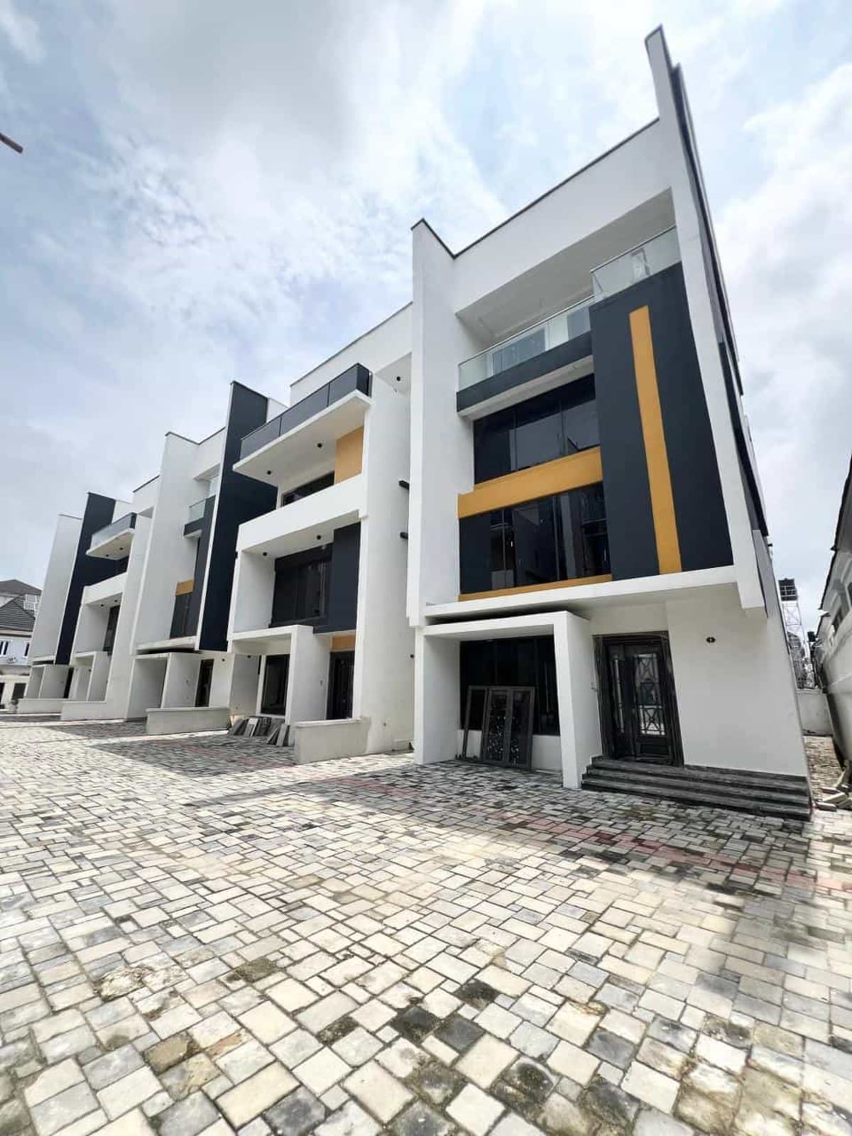 Four bedroom detach duplex (250chevron)