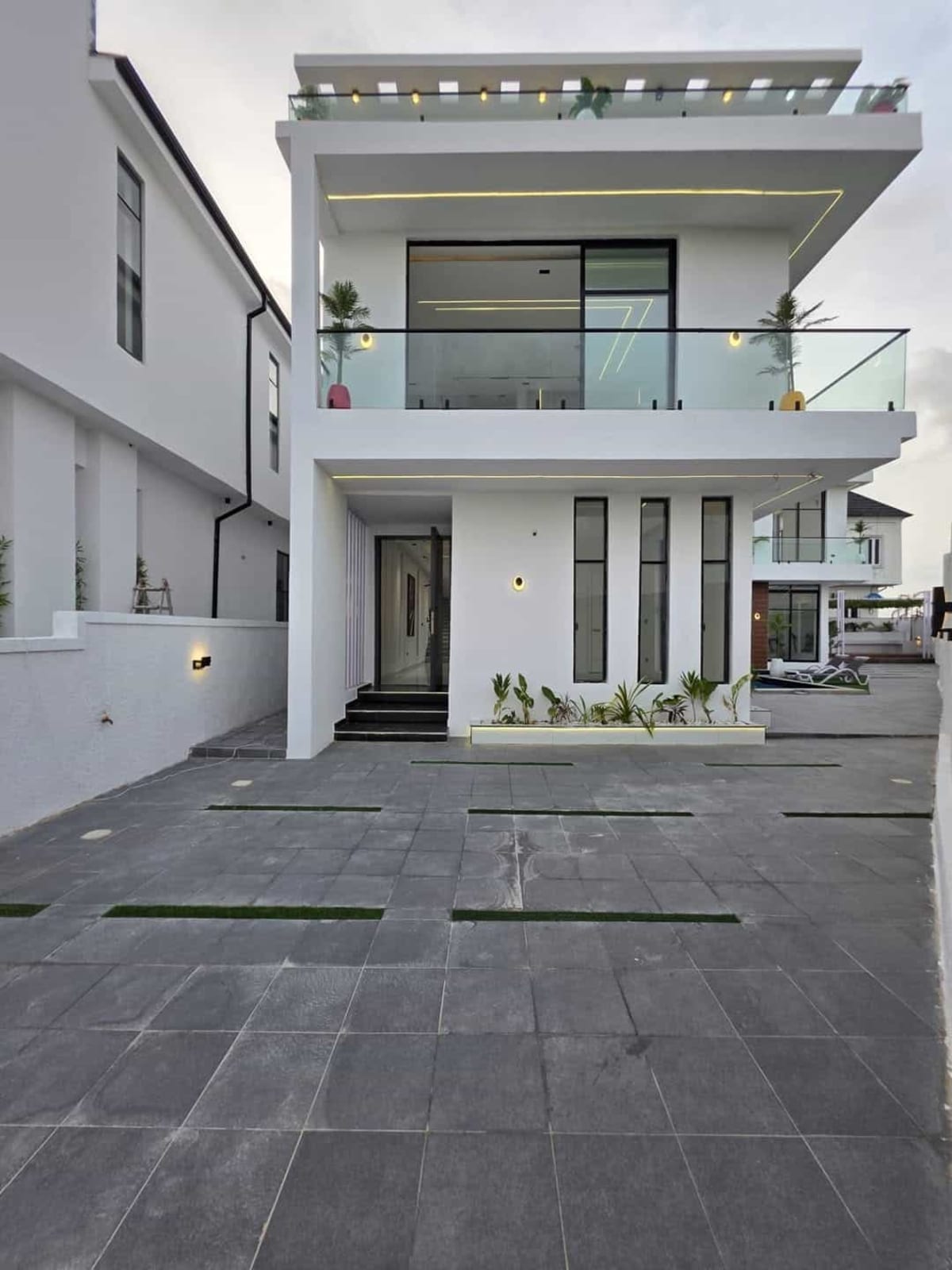 Five bedroom detached duplex in a desireable neighborhood (375chevron)