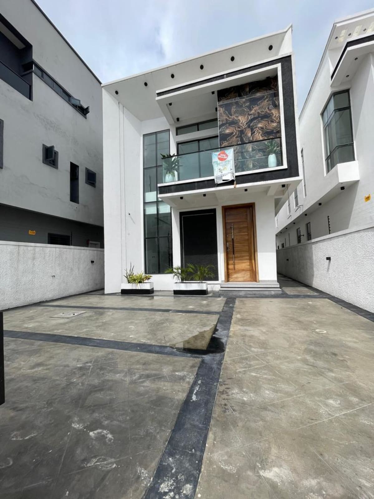 Beautifully crafted five bedroom detached duplex (164chevron)