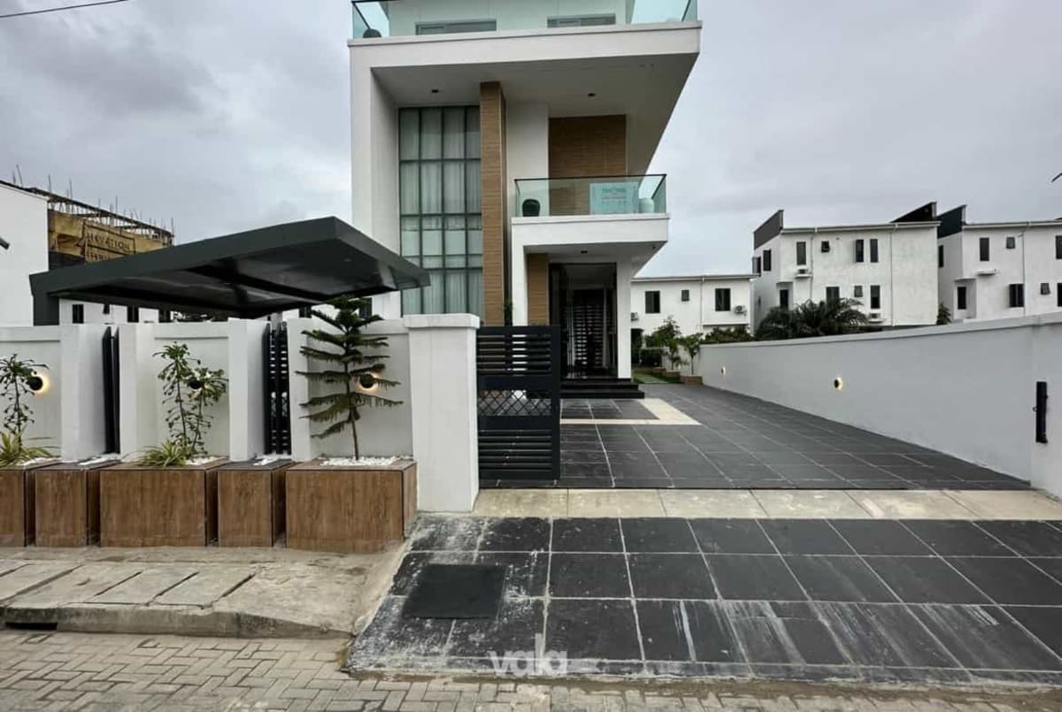 Stunning five bedroom fully detached duplex (15osapa)