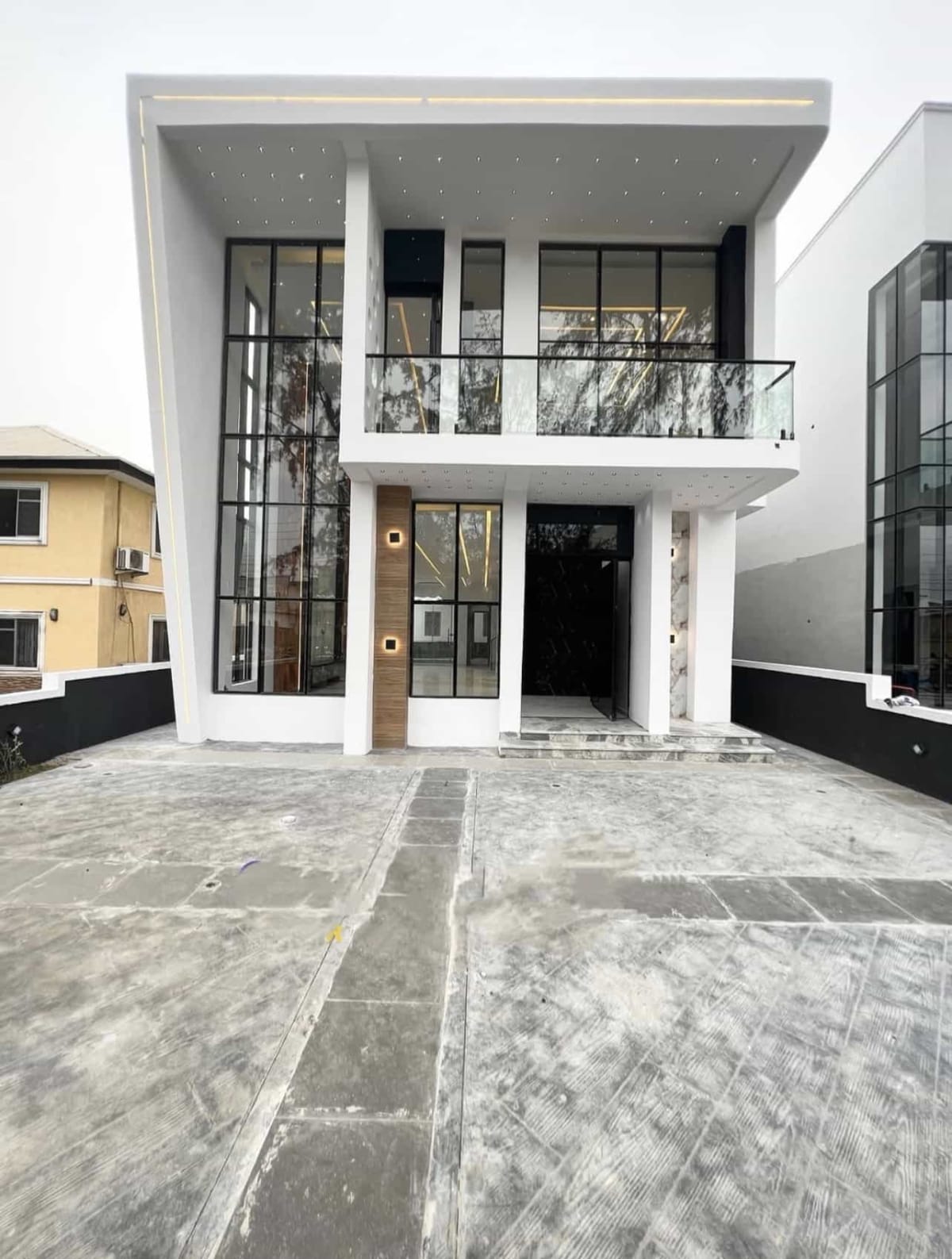 Newly built five bedroom detached duplex (370lekki)