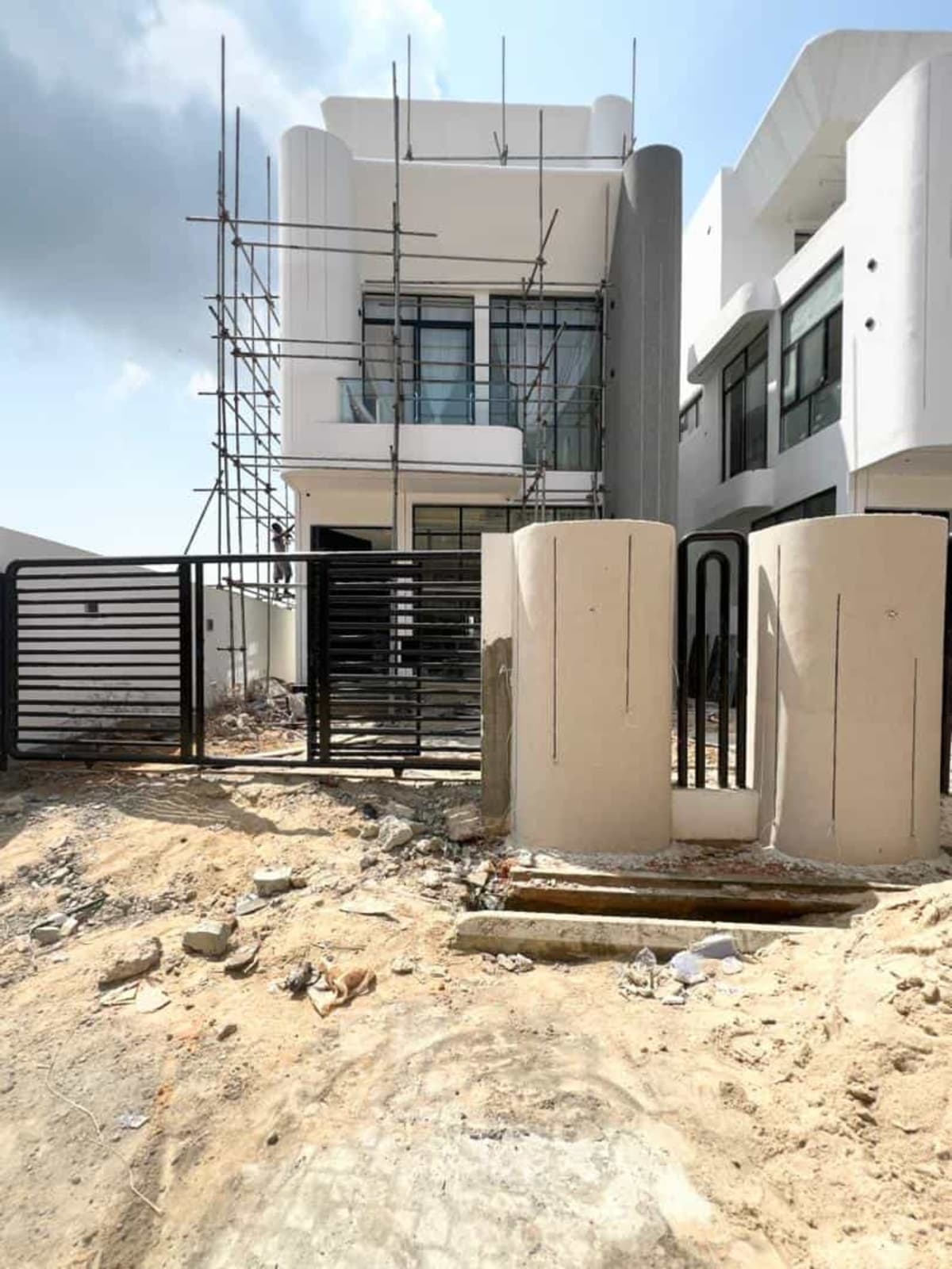 Contemporary five bedroom detached duplex (296lekkip1)