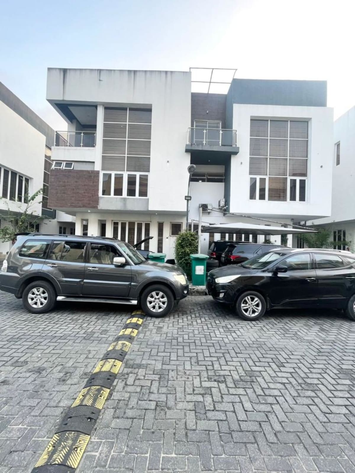 Four bedroom semi detached duplex (97osapa)