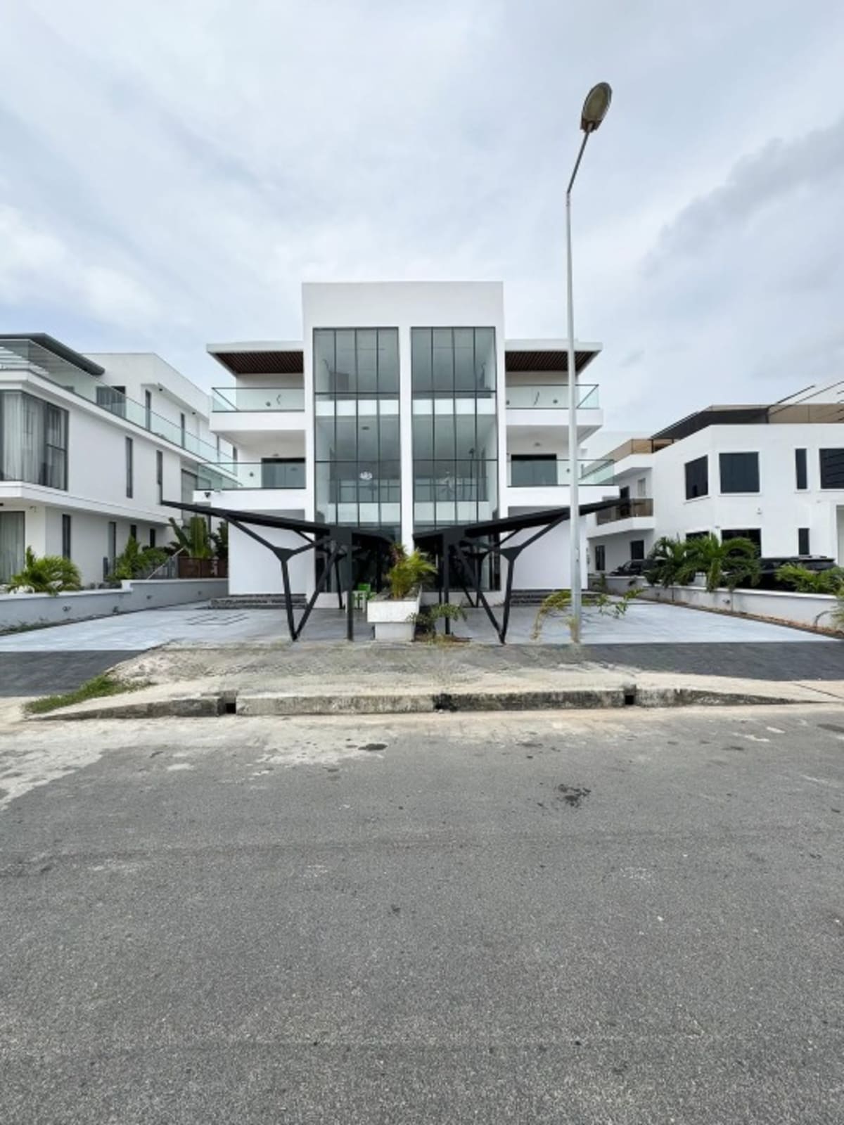Five bedroom semi-detached duplex (827ikate)