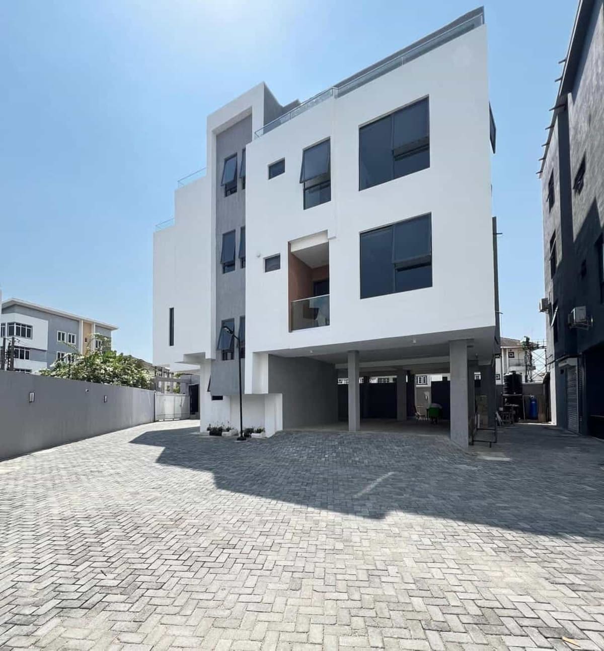 Tastefully finished four bedroom maisonette (375lekkip1)