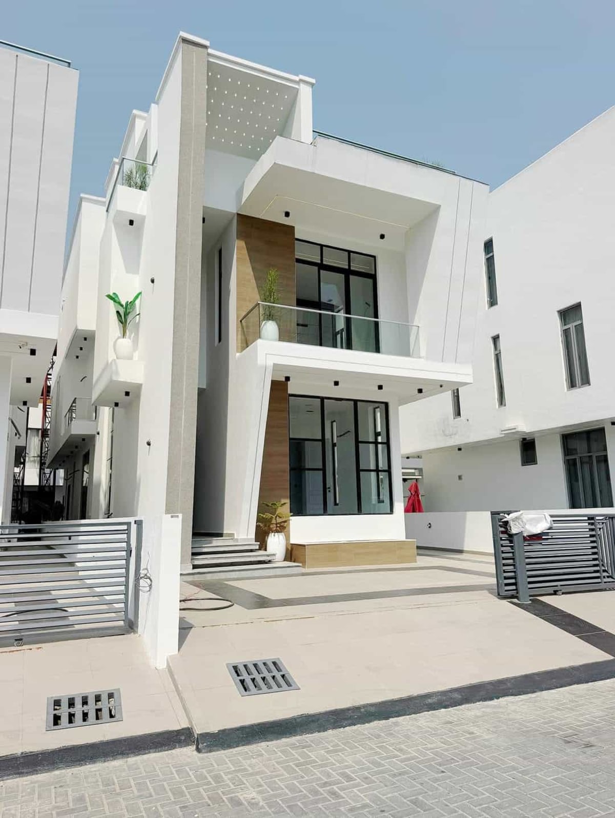 Five bedroom detached duplex (595osapa)