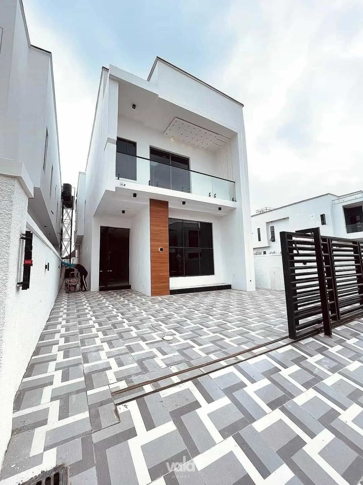 Newly built four bedroom detached duplex in a good location (08Ajah)