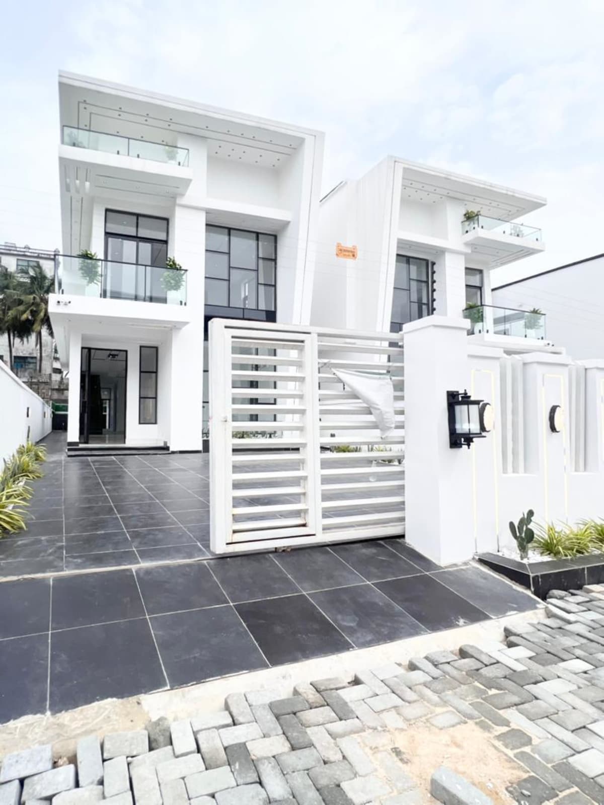 Luxury five bedroom detached duplex (82chevron)