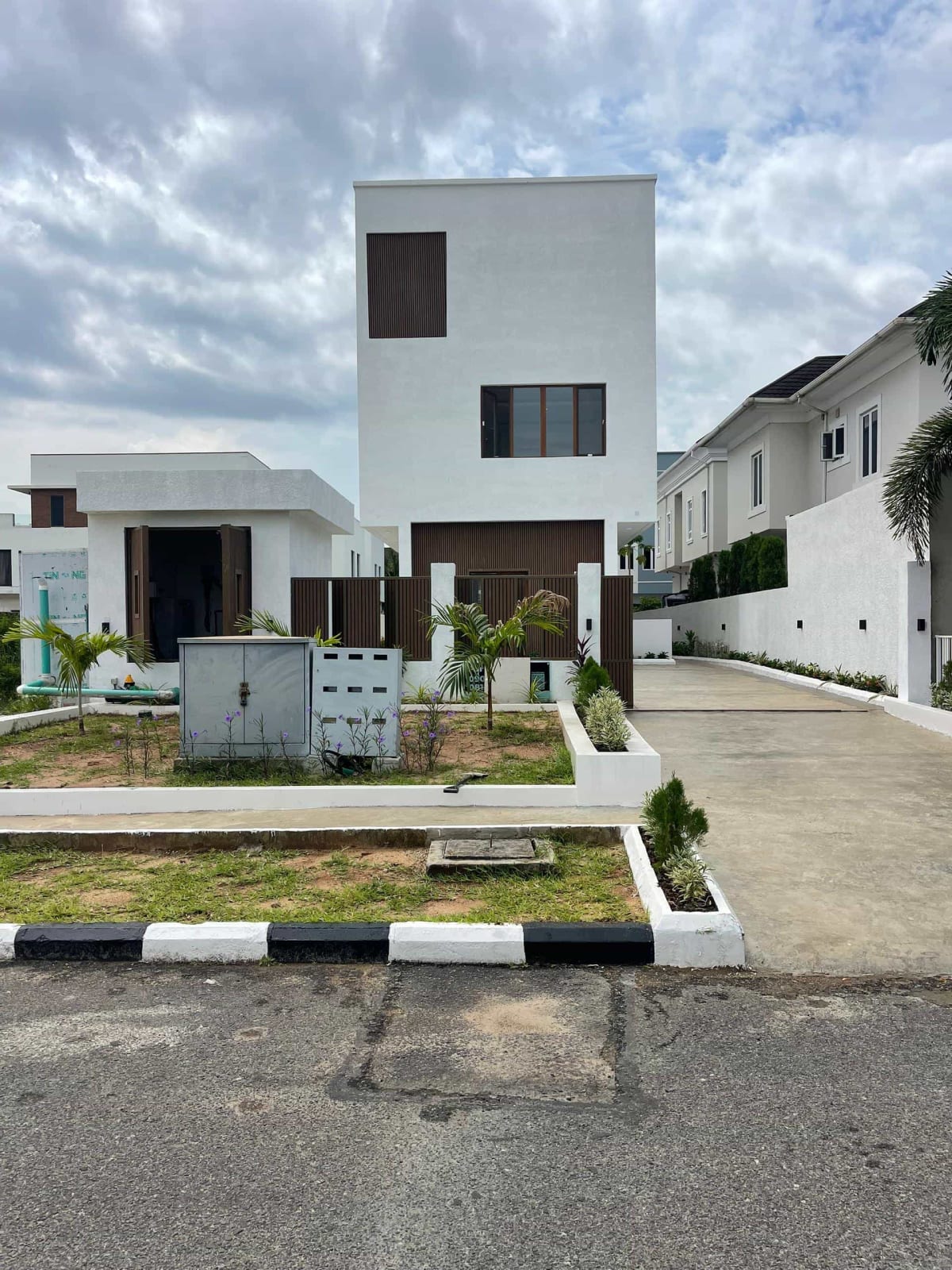 Four bedroom detached duplex (225osapa)