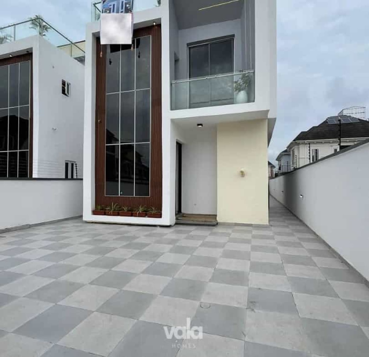 Newly built five bedroom detached duplex (14chevron)