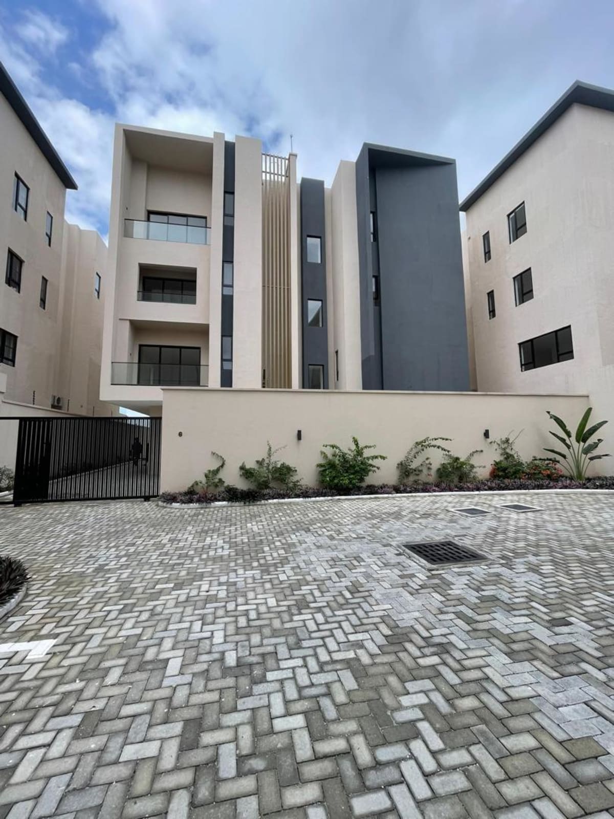 Luxury five bedroom waterfront fully detached duplex (153ikoyi)