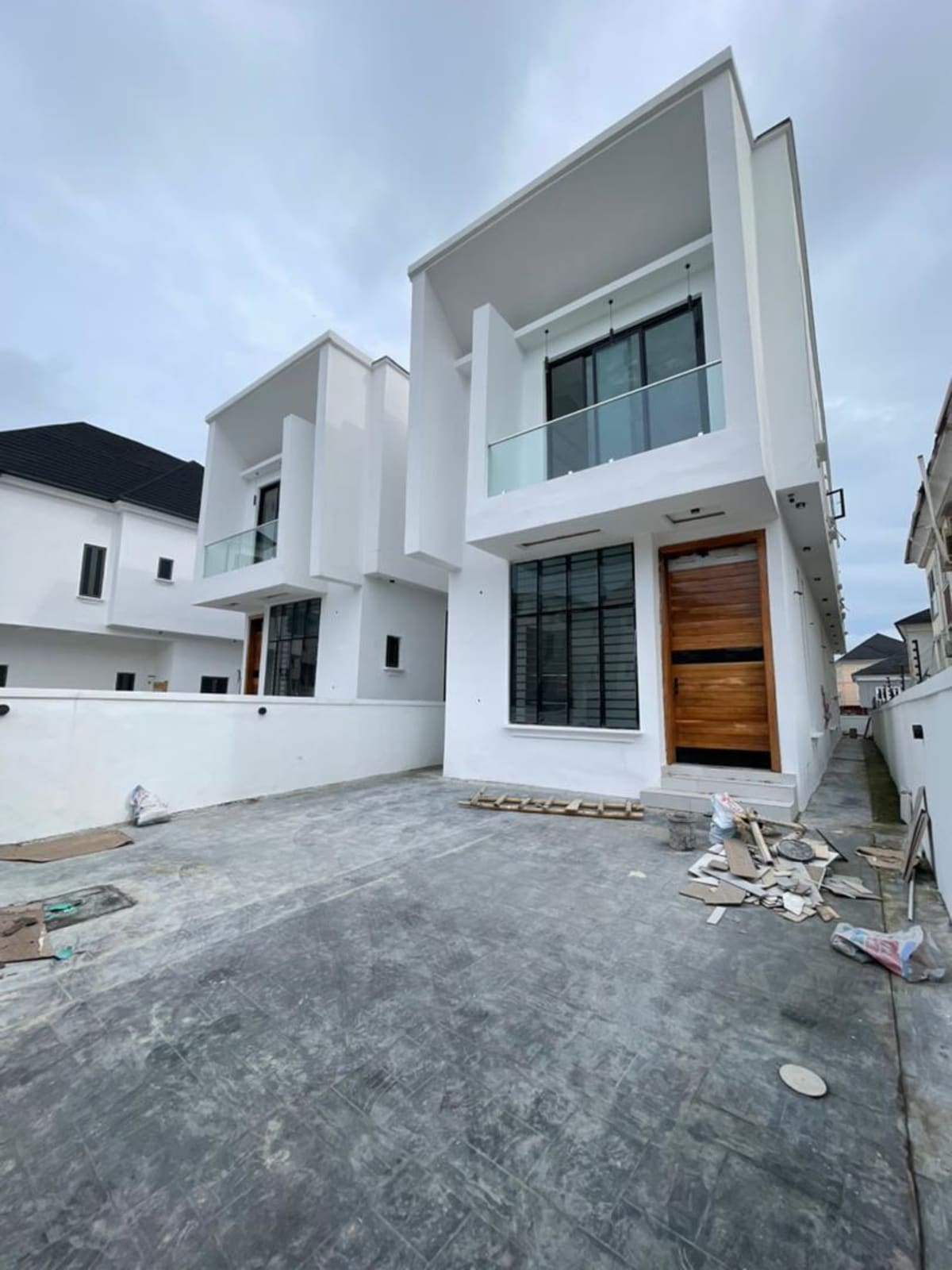 Luxury five bedroom detached duplex (87osapa)