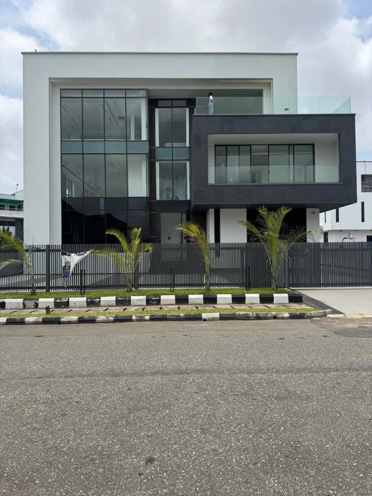 Contemporary five bedroom detached duplex (248osapa)