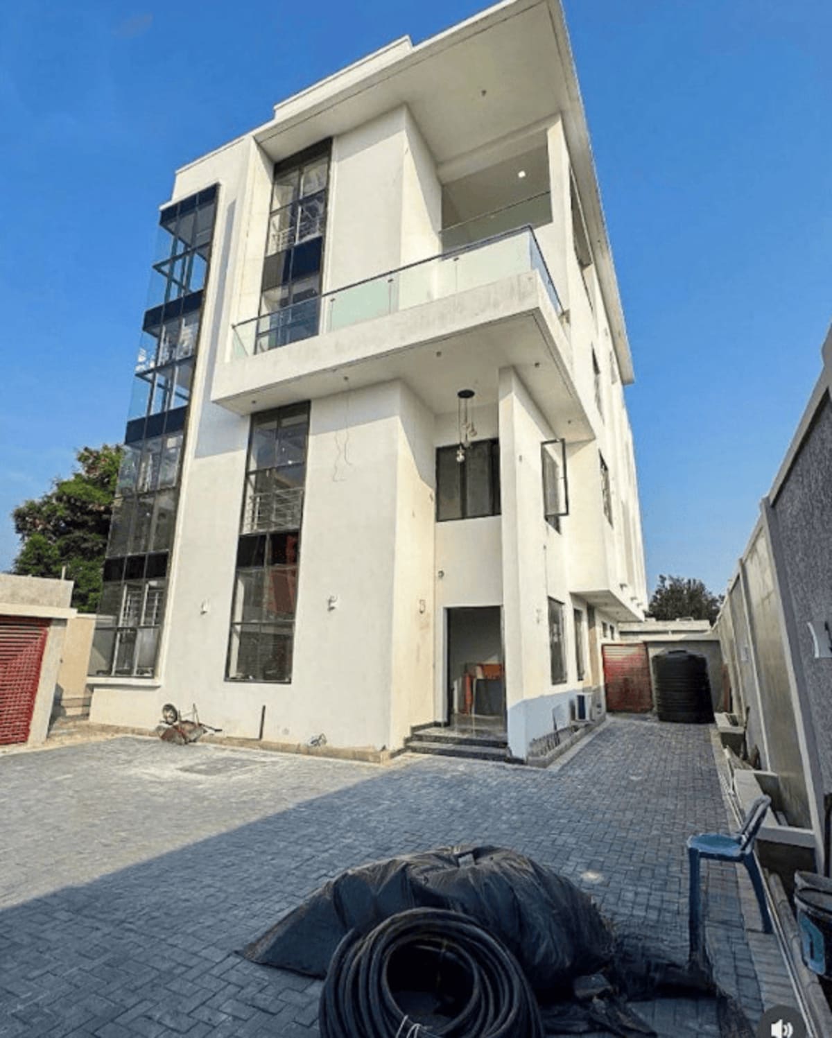 Six bedroom detached duplex (477bananaisland)