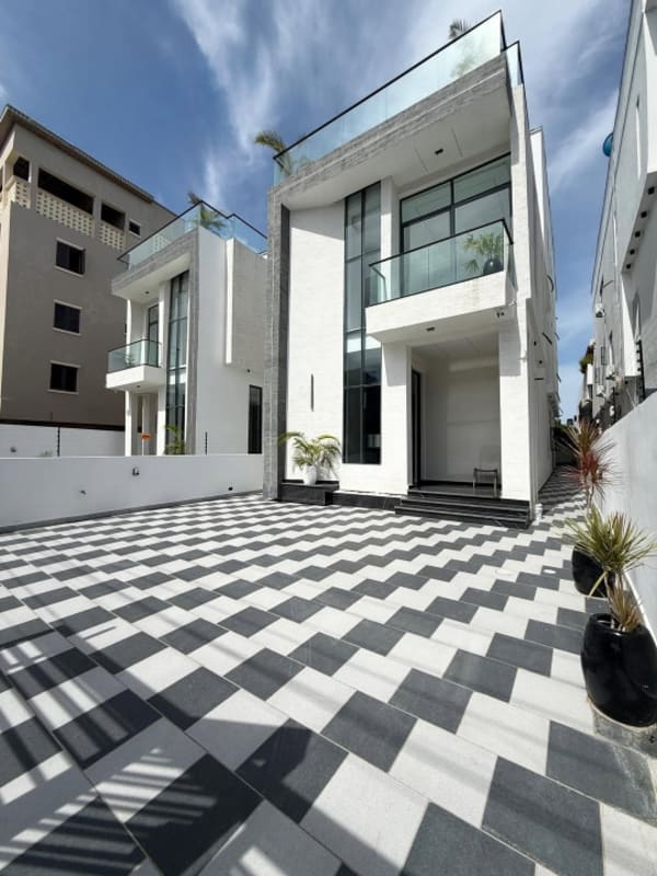 Five bedroom detached duplex
