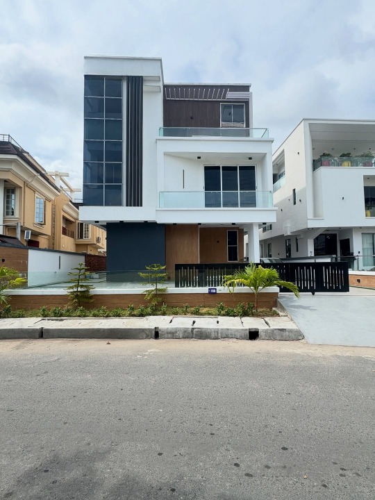 Five bedroom detached duplex (735osapa)