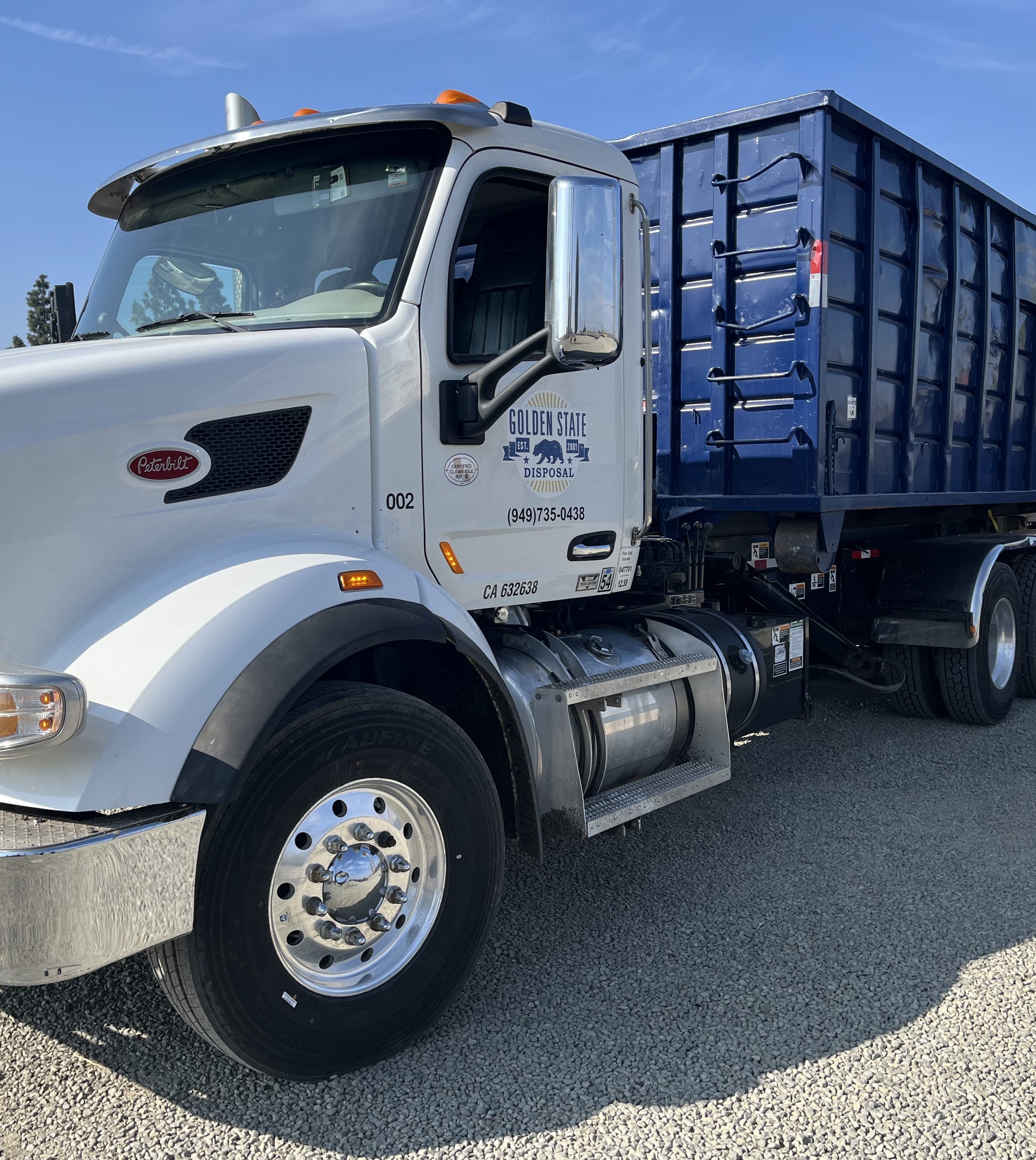 Golden State Roll Off Rentals truck delivering 40-yard roll-off dumpster across Orange, Riverside and San Bernardino Counties