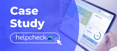 Eine Person hält ein Tablet mit einem Dashboard neben dem Text „Fallstudie“ und den Logos von Heyflow und Helpcheck