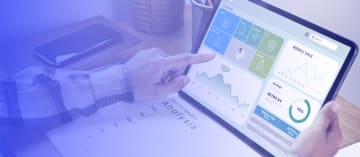 Eine Person hält ein Tablet mit einem Dashboard neben dem Text „Fallstudie“ und den Logos von Heyflow und Helpcheck