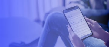 zwei weibliche Hände, die ein Smartphone halten mit einem Online-Formular drin