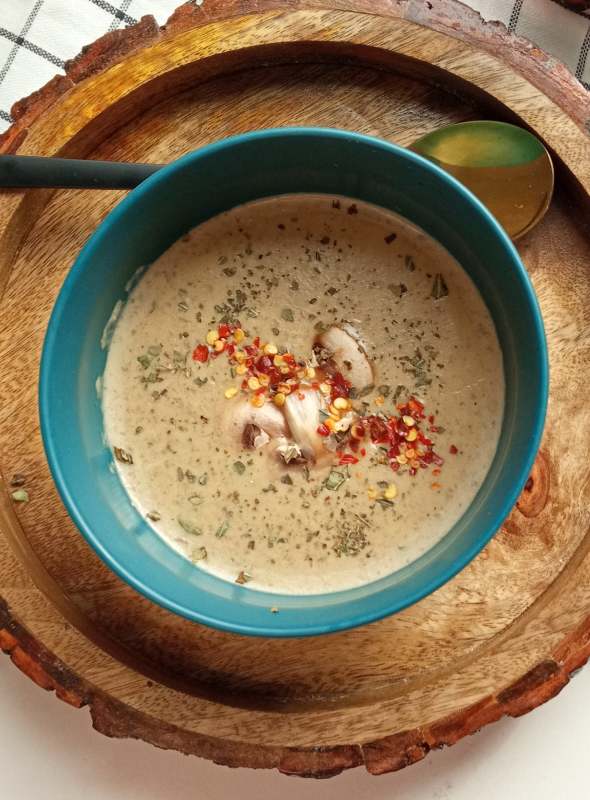 A fast, comforting soup with a deep mushroom flavour, enveloped in a creamy taste, ready to eat in 20 minutes, with minimal effort