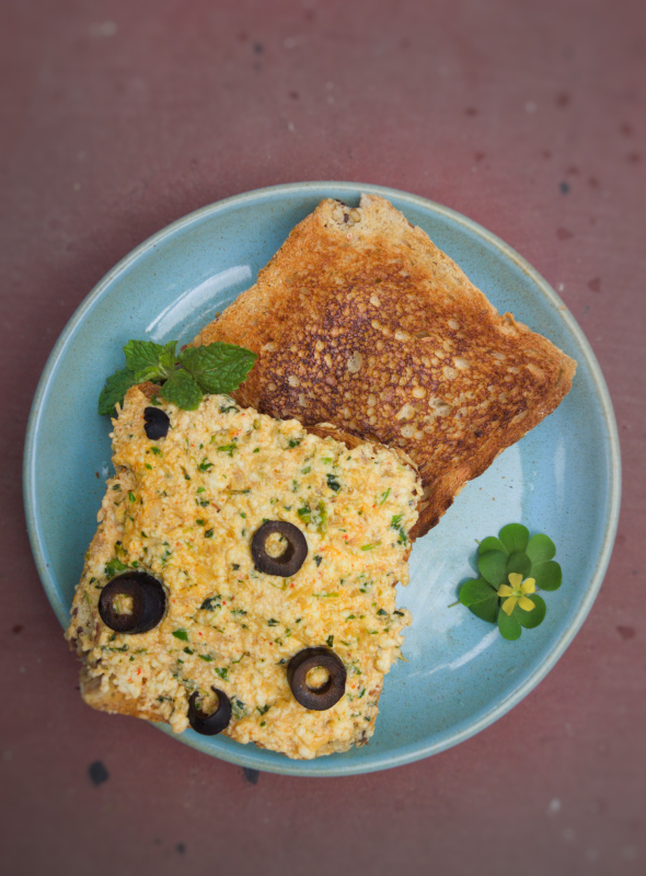 This recipe is very simple and versatile, and has deep flavours that hit the right spot. Pair it with bread or stuff it in your paranthas for a quick breakfast, brunch or snack.