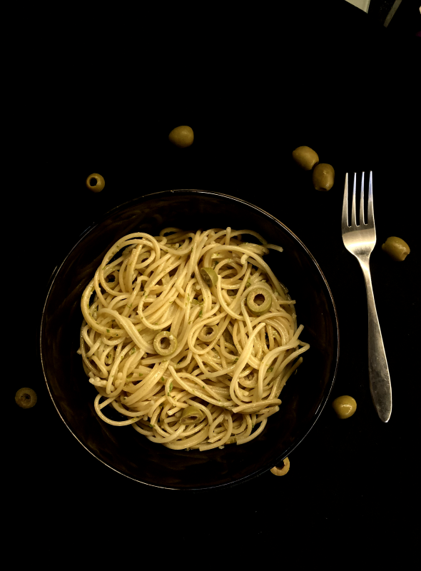 Spaghetti Aglio-e-olio translates to “spaghetti with garlic and oil.” This pasta additionally has salt, cheese, and pepper. Toasted bread goes well with this dish