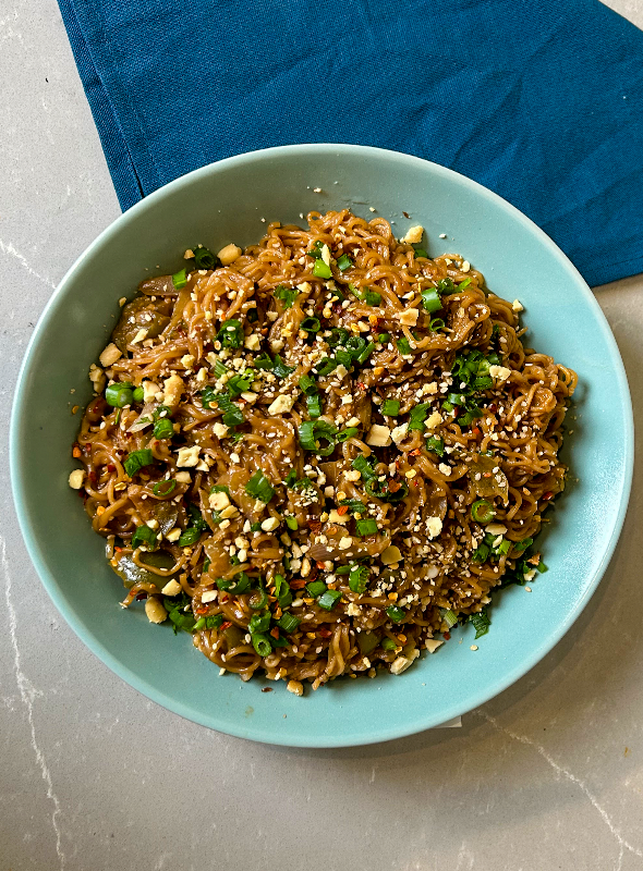  Peanut noodles are a popular South Asian dish made with noodles and peanut sauce. The dish is typically garnished with fresh herbs, chili flakes, and roasted peanuts. The peanuts offer a crunchy and satisfying texture with a balance of savory and nutty flavors