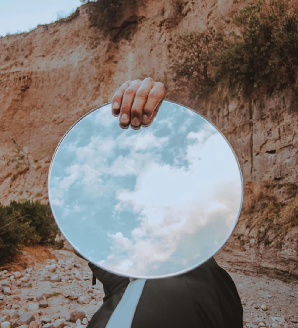 Un miroir reflétant le ciel
