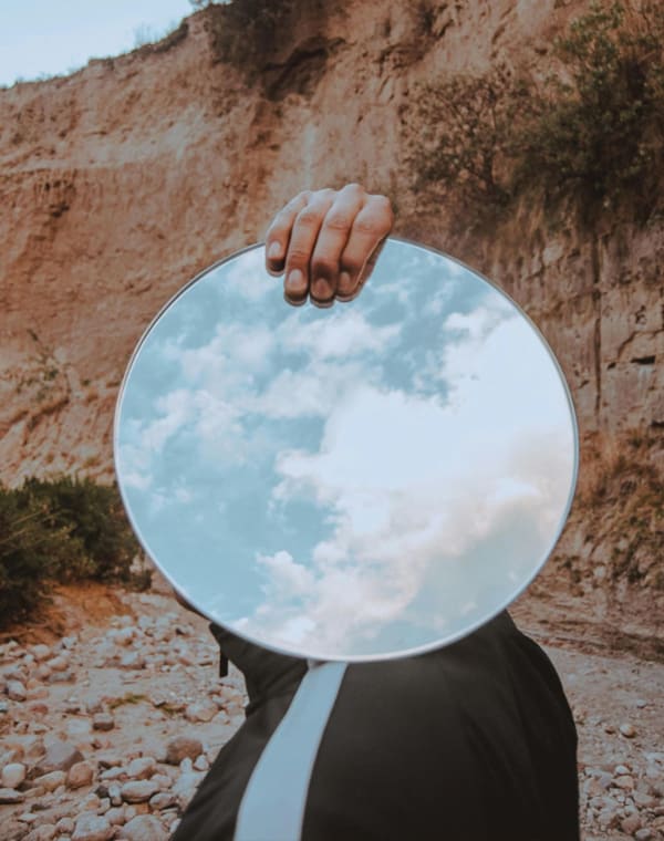 Un miroir reflétant le ciel