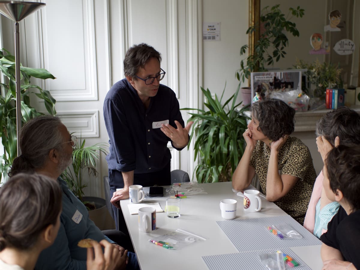 Ludovic Odier animant un atelier d'explorations sensibles lors du séminaire ADNV