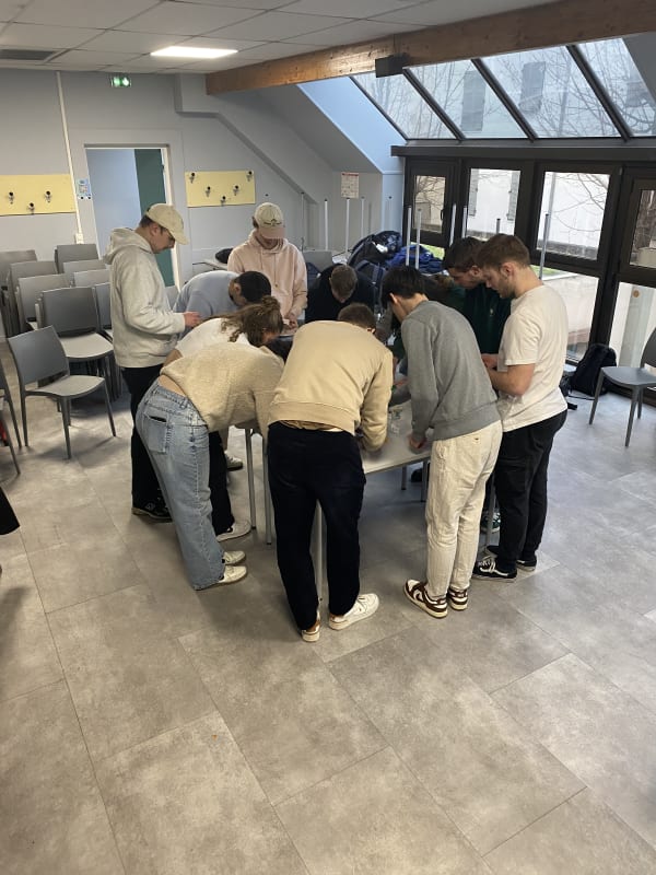 Étudiants en atelier LEGO Serious Play - vue d'ensemble de la table