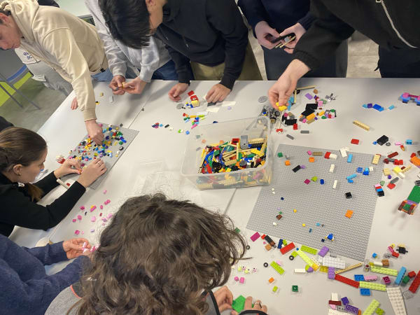 Étudiants construisant leurs modèles LEGO en atelier