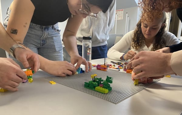 Jeunes participants à un atelier de prise de parole LEGO Serious Play