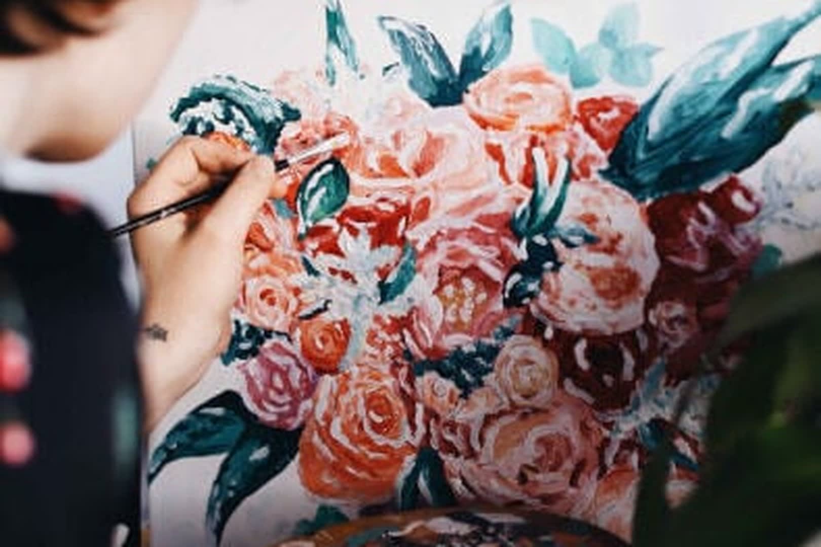 Une artiste peignant un bouquet de fleurs à l'huile