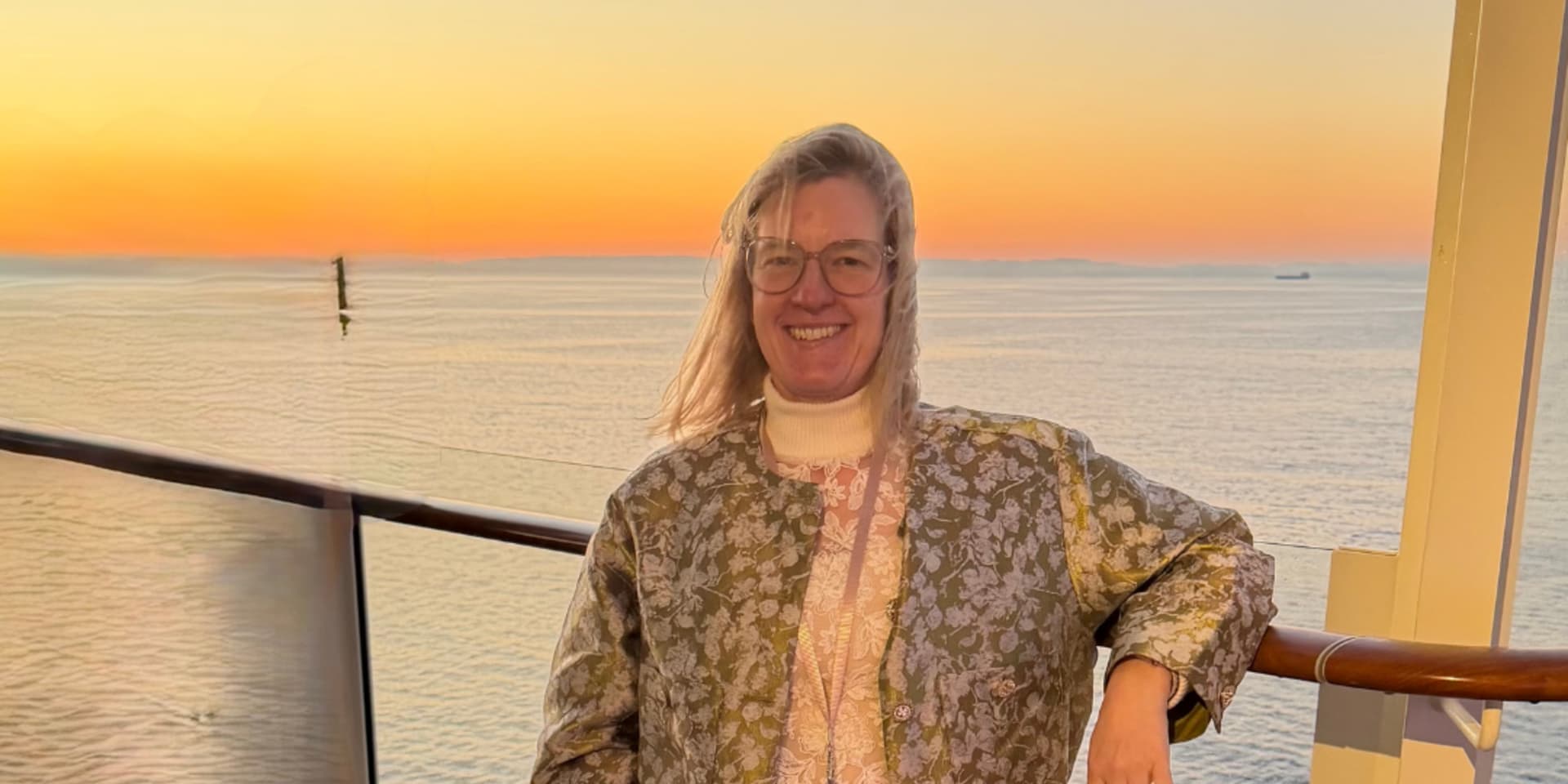 Steffi auf einem Schiff im Sonnenuntergang