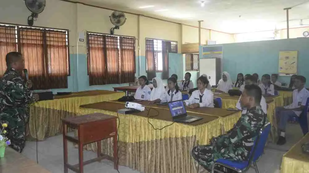 Satgas TMMD Ke-124 Kodim 1501/Ternate Berikan Penyuluhan Wawasan Kebangsaan Kepada Siswa SMK Fomarimoi
