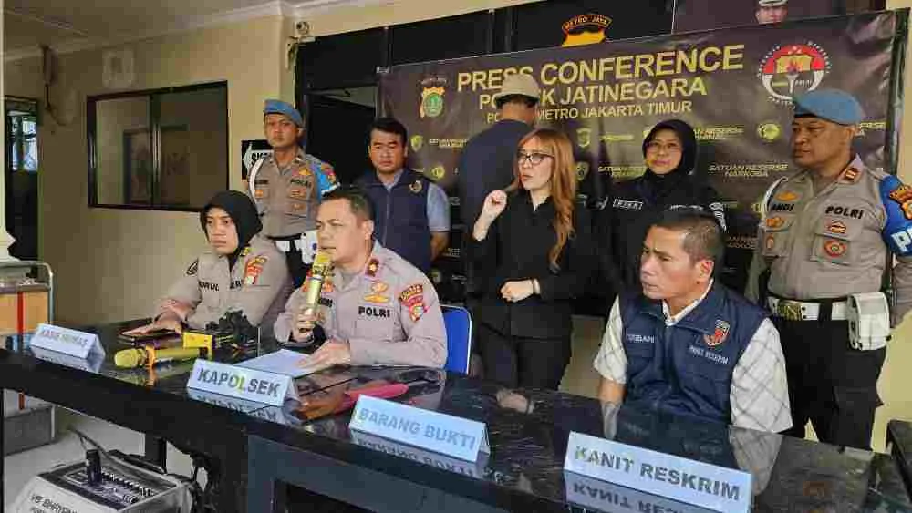 PENGUNGKAPAN KASUS PENGEROYOKAN DENGAN SENJATA TAJAM DI WILAYAH JATINEGARA, JAKARTA TIMUR *Pelaku Ditangkap Setelah Buron, Satu Tersangka Masih DPO* PENGUNGKAPAN KASUS PENGEROYOKAN DENGAN SENJATA TAJAM DI WILAYAH JATINEGARA, JAKARTA TIMUR *Pelaku Ditangkap Setelah Buron, Satu Tersangka Masih DPO*