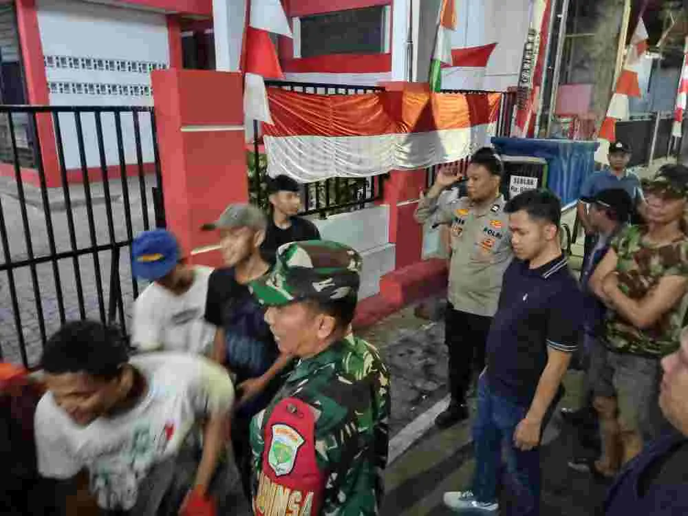 Remaja Didekati, Bukan Ditakuti: Patroli Malam Bhabinkamtibmas Kayu Manis Cegah Tawuran dan Ciptakan Rasa Aman