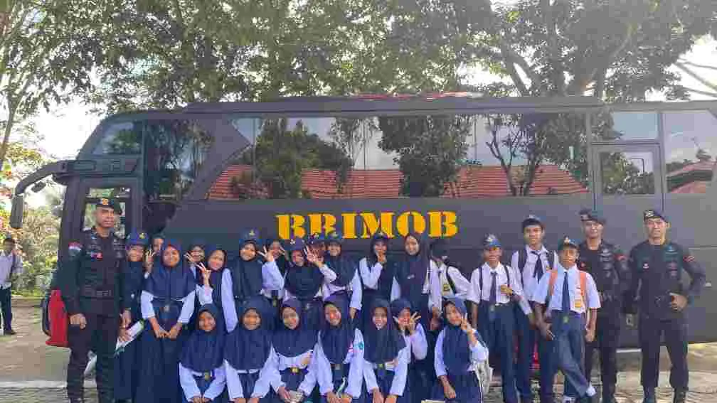 Brimob Peduli Anak, Personel Kompi 1 Batalyon B Satbrimob Polda Kaltara Antar Jemput Siswa SMPN 02 Nunukan Selatan Brimob Peduli Anak, Personel Kompi 1 Batalyon B Satbrimob Polda Kaltara Antar Jemput Siswa SMPN 02 Nunukan Selatan