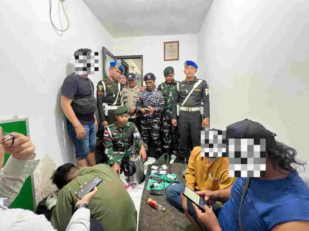 TNI AL BERSAMA SATGAS GABUNGAN TNI/POLRI BERHASIL AMANKAN TERDUGA KURIR DAN NARKOTIKA JENIS SABU SEBANYAK 200 GRAM DI NUNUKAN TNI AL BERSAMA SATGAS GABUNGAN TNI/POLRI BERHASIL AMANKAN TERDUGA KURIR DAN NARKOTIKA JENIS SABU SEBANYAK 200 GRAM DI NUNUKAN