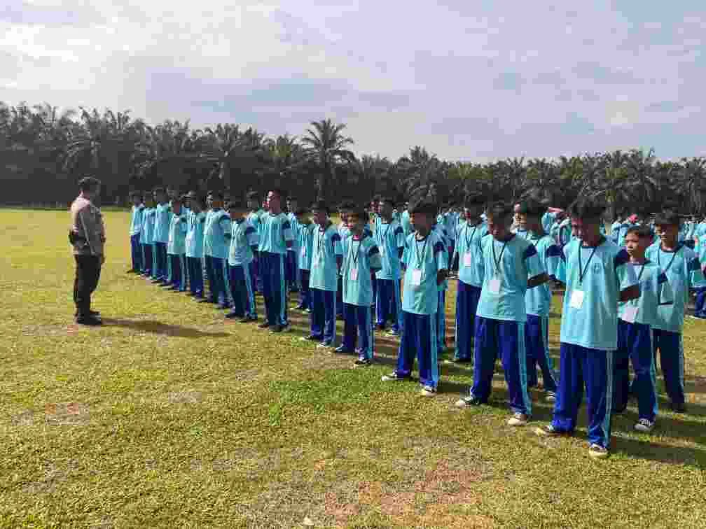 Personel Kompi 3A Pelopor dibawah pimpinan Wadanki 3A Pelopor Iptu Makmur Tarigan, menjadi pemateri dalam kegiatan Masa Pengenalan Lingkungan Sekolah (MPLS) SMK Budi Karya Natar Personel Kompi 3A Pelopor dibawah pimpinan Wadanki 3A Pelopor Iptu Makmur Tarigan, menjadi pemateri dalam kegiatan Masa Pengenalan Lingkungan Sekolah (MPLS) SMK Budi Karya Natar