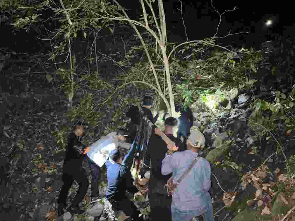 Cepat Tanggap, Anggota Batalyon C Pelopor Satbrimob Polda NTB Bantu Evakuasi Masyarakat Jatuh Ke Jurang Cepat Tanggap, Anggota Batalyon C Pelopor Satbrimob Polda NTB Bantu Evakuasi Masyarakat Jatuh Ke Jurang