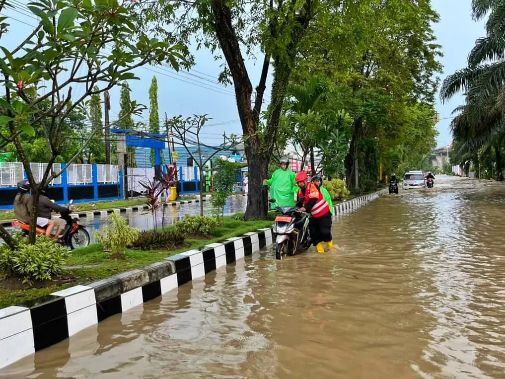 Tim Respon Bencana Brimob Polda Kaltim Evakuasi Warga Terdampak Banjir di Samarinda