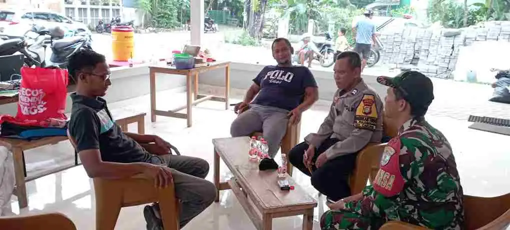 Bhabinkamtibmas Pulogebang Intensifkan Sosialisasi Himbauan Kamtibmas untuk Warga Perumahan Eramas 2000 Bhabinkamtibmas Pulogebang Intensifkan Sosialisasi Himbauan Kamtibmas untuk Warga Perumahan Eramas 2000