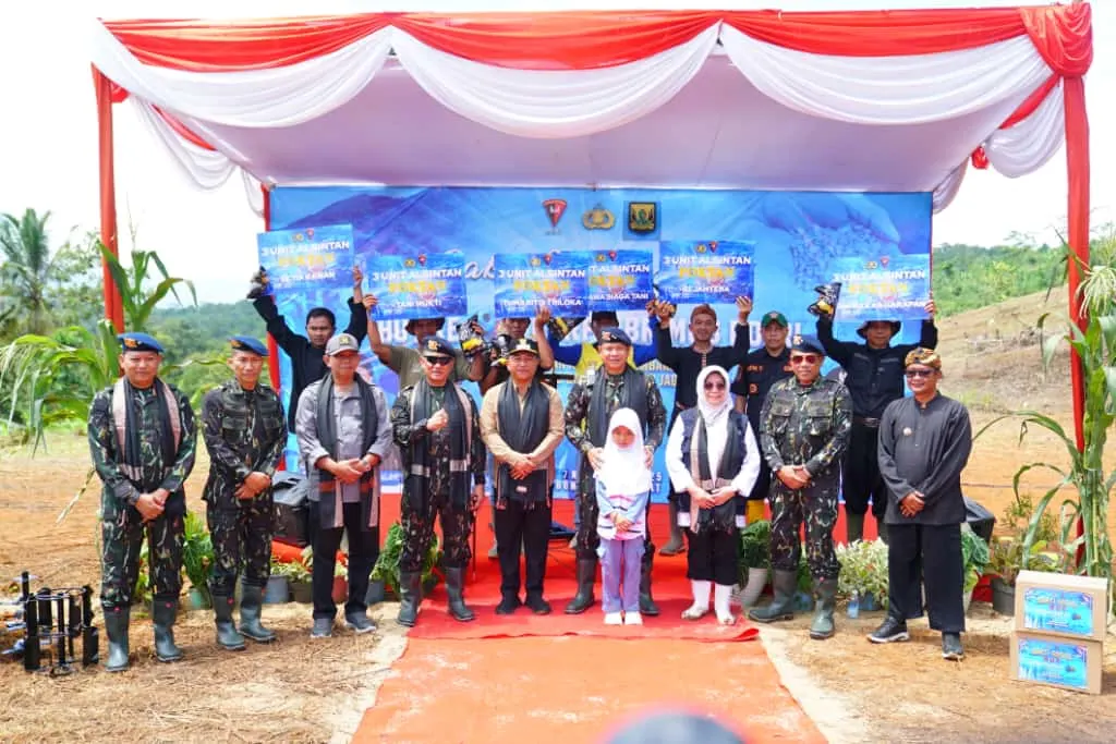 Wujudkan Brimob Presisi, Wadankorbrimob Polri Serahkan Bantuan Alsintan dan Benih di Sukabumi